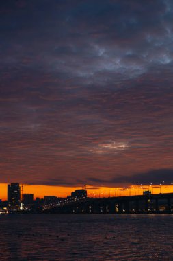 Gün batımında ya da gün doğumunda Dnipro şehrinin panoramik görüntüsü. Dnipro Nehri 'nde muhteşem bir gün batımı ve tarihi merkez manzarası. Kış batımı. Akşam şehri..