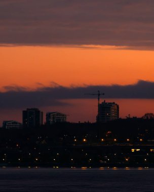 Gün batımında ya da gün doğumunda Dnipro şehrinin panoramik görüntüsü. Dnipro Nehri 'nde muhteşem bir gün batımı ve tarihi merkez manzarası. Kış batımı. Akşam şehri..