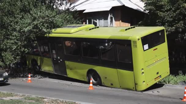 Autobus Volò Fuori Strada Schiantò Contro Albero Parabrezza Rotto Gravi — Video Stock