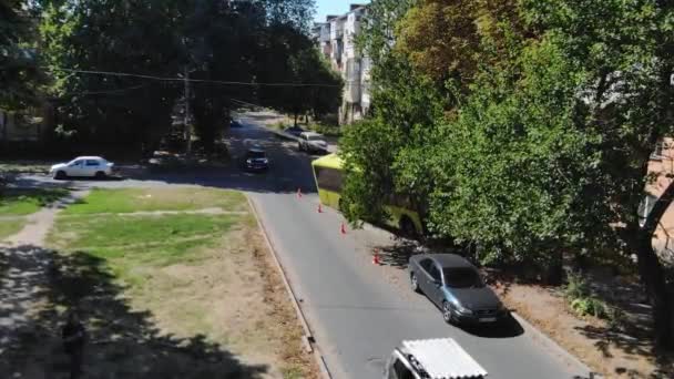Otobüs Yoldan Çıktı Bir Ağaca Çarptı Kırık Cam Yolda Ciddi — Stok video
