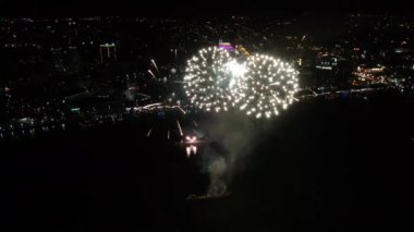Ukrayna 'nın Dnepr şehrindeki havai fişeklerin kuş bakışı görüntüsü. Avrupa 'da bir nehrin üzerinde gökyüzündeki renkli ışıklar. Piksel dokusu. Havai fişek gösterisi. Hava görüntüsü. Havai fişekler..