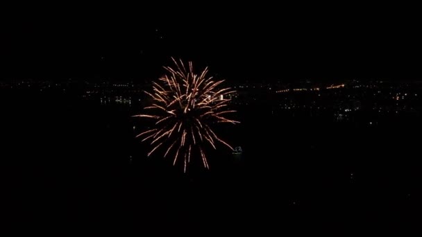 乌克兰第聂伯市上空鸟瞰烟火的景象 在欧洲的一条河上 天空中的彩灯 Pixel纹理 烟火表演 空中射击 节日烟火 — 图库视频影像