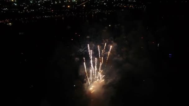 Vista Pájaro Fuegos Artificiales Sobre Ciudad Dnepr Ucrania Luces Colores — Vídeo de stock