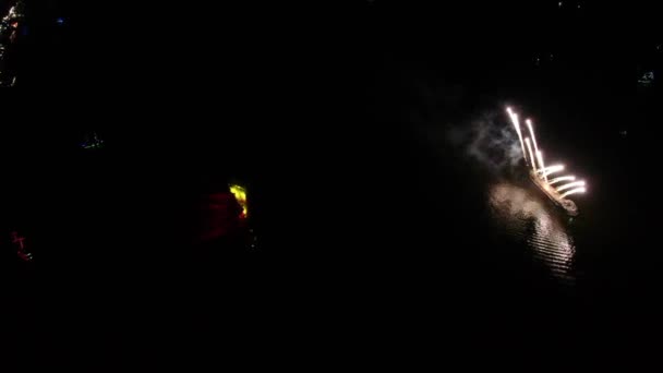 ウクライナのダヌープ市の花火に関するバードの視点 ヨーロッパの川の上の空の色のライト ピクセルテクスチャー パイロテクニックショー 航空ショット お祝い花火について — ストック動画