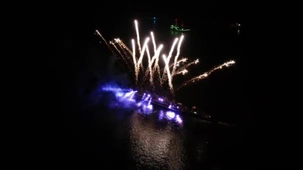 Vista Pájaro Espectáculo Luz Láser Agua Dron Sobre Ciudad Dnepr — Vídeos de Stock
