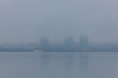 Sabah, Dinyeper şehrinin net bir şekilde görülemediği yoğun bir sis vardır. Dışarısı bulanık ve görüş mesafesi zayıf. Dehşet. Dehşet. Yoğun siste bir binanın silueti. Dinyester şehri.
