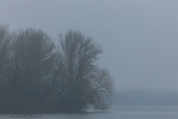 Sabah, Dinyeper şehrinin net bir şekilde görülemediği yoğun bir sis vardır. Dışarısı bulanık ve görüş mesafesi zayıf. Dehşet. Dehşet. Yoğun siste bir binanın silueti. Dinyester şehri.