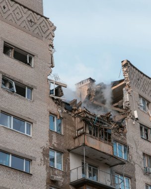 Bir saldırı uçağı (Shahed) bir evin çatısına çarptı. Dnepr şehrindeki bir yerleşim yerine roket saldırısı. Güçlü bir patlamadan sonra ortaya çıkan sonuçlar. Ukrayna ve Rusya 'da savaş. Molozların altındaki insanlar. Kurtarma işlemi