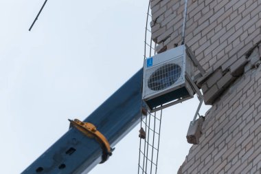 Bir saldırı uçağı (Shahed) bir evin çatısına çarptı. Dnepr şehrindeki bir yerleşim yerine roket saldırısı. Güçlü bir patlamadan sonra ortaya çıkan sonuçlar. Ukrayna ve Rusya 'da savaş. Molozların altındaki insanlar. Kurtarma işlemi