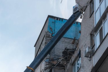 Bir saldırı uçağı (Shahed) bir evin çatısına çarptı. Dnepr şehrindeki bir yerleşim yerine roket saldırısı. Güçlü bir patlamadan sonra ortaya çıkan sonuçlar. Ukrayna ve Rusya 'da savaş. Molozların altındaki insanlar. Kurtarma işlemi