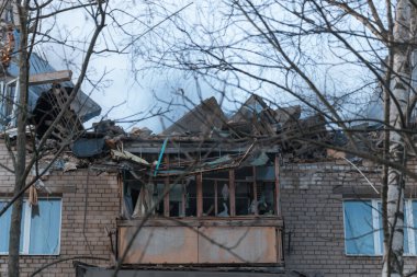 Bir saldırı uçağı (Shahed) bir evin çatısına çarptı. Dnepr şehrindeki bir yerleşim yerine roket saldırısı. Güçlü bir patlamadan sonra ortaya çıkan sonuçlar. Ukrayna ve Rusya 'da savaş. Molozların altındaki insanlar. Kurtarma işlemi