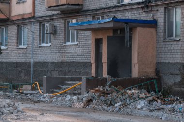 Bir saldırı uçağı (Shahed) bir evin çatısına çarptı. Dnepr şehrindeki bir yerleşim yerine roket saldırısı. Güçlü bir patlamadan sonra ortaya çıkan sonuçlar. Ukrayna ve Rusya 'da savaş. Molozların altındaki insanlar. Kurtarma işlemi