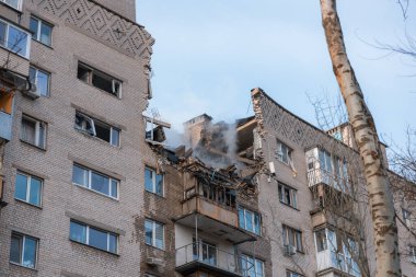 Bir saldırı uçağı (Shahed) bir evin çatısına çarptı. Dnepr şehrindeki bir yerleşim yerine roket saldırısı. Güçlü bir patlamadan sonra ortaya çıkan sonuçlar. Ukrayna ve Rusya 'da savaş. Molozların altındaki insanlar. Kurtarma işlemi