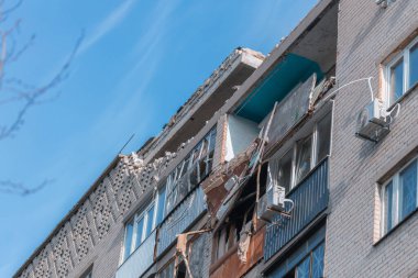 Bir saldırı uçağı (Shahed) bir evin çatısına çarptı. Dnepr şehrindeki bir yerleşim yerine roket saldırısı. Güçlü bir patlamadan sonra ortaya çıkan sonuçlar. Ukrayna ve Rusya 'da savaş. Molozların altındaki insanlar. Kurtarma işlemi