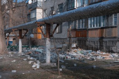 Bir saldırı uçağı (Shahed) bir evin çatısına çarptı. Dnepr şehrindeki bir yerleşim yerine roket saldırısı. Güçlü bir patlamadan sonra ortaya çıkan sonuçlar. Ukrayna ve Rusya 'da savaş. Molozların altındaki insanlar. Kurtarma işlemi