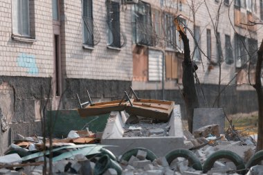 Bir saldırı uçağı (Shahed) bir evin çatısına çarptı. Dnepr şehrindeki bir yerleşim yerine roket saldırısı. Güçlü bir patlamadan sonra ortaya çıkan sonuçlar. Ukrayna ve Rusya 'da savaş. Molozların altındaki insanlar. Kurtarma işlemi