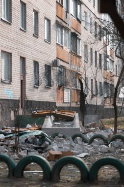 Bir saldırı uçağı (Shahed) bir evin çatısına çarptı. Dnepr şehrindeki bir yerleşim yerine roket saldırısı. Güçlü bir patlamadan sonra ortaya çıkan sonuçlar. Ukrayna ve Rusya 'da savaş. Molozların altındaki insanlar. Kurtarma işlemi