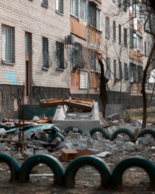Bir saldırı uçağı (Shahed) bir evin çatısına çarptı. Dnepr şehrindeki bir yerleşim yerine roket saldırısı. Güçlü bir patlamadan sonra ortaya çıkan sonuçlar. Ukrayna ve Rusya 'da savaş. Molozların altındaki insanlar. Kurtarma işlemi