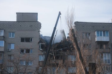 Bir saldırı uçağı (Shahed) bir evin çatısına çarptı. Dnepr şehrindeki bir yerleşim yerine roket saldırısı. Güçlü bir patlamadan sonra ortaya çıkan sonuçlar. Ukrayna ve Rusya 'da savaş. Molozların altındaki insanlar. Kurtarma işlemi