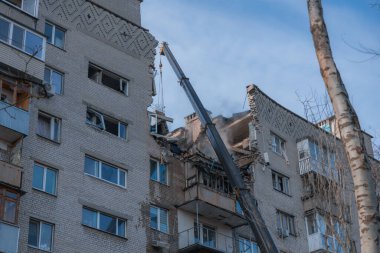 Bir saldırı uçağı (Shahed) bir evin çatısına çarptı. Dnepr şehrindeki bir yerleşim yerine roket saldırısı. Güçlü bir patlamadan sonra ortaya çıkan sonuçlar. Ukrayna ve Rusya 'da savaş. Molozların altındaki insanlar. Kurtarma işlemi