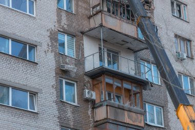 Bir saldırı uçağı (Shahed) bir evin çatısına çarptı. Dnepr şehrindeki bir yerleşim yerine roket saldırısı. Güçlü bir patlamadan sonra ortaya çıkan sonuçlar. Ukrayna ve Rusya 'da savaş. Molozların altındaki insanlar. Kurtarma işlemi