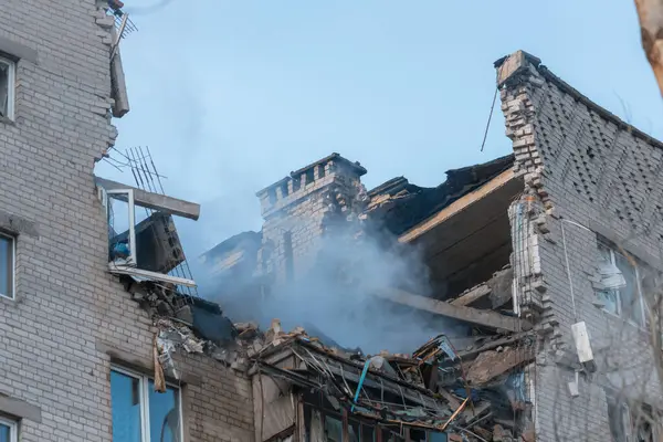 Bir saldırı uçağı (Shahed) bir evin çatısına çarptı. Dnepr şehrindeki bir yerleşim yerine roket saldırısı. Güçlü bir patlamadan sonra ortaya çıkan sonuçlar. Ukrayna ve Rusya 'da savaş. Molozların altındaki insanlar. Kurtarma işlemi