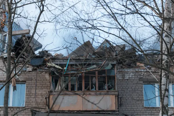 Bir saldırı uçağı (Shahed) bir evin çatısına çarptı. Dnepr şehrindeki bir yerleşim yerine roket saldırısı. Güçlü bir patlamadan sonra ortaya çıkan sonuçlar. Ukrayna ve Rusya 'da savaş. Molozların altındaki insanlar. Kurtarma işlemi