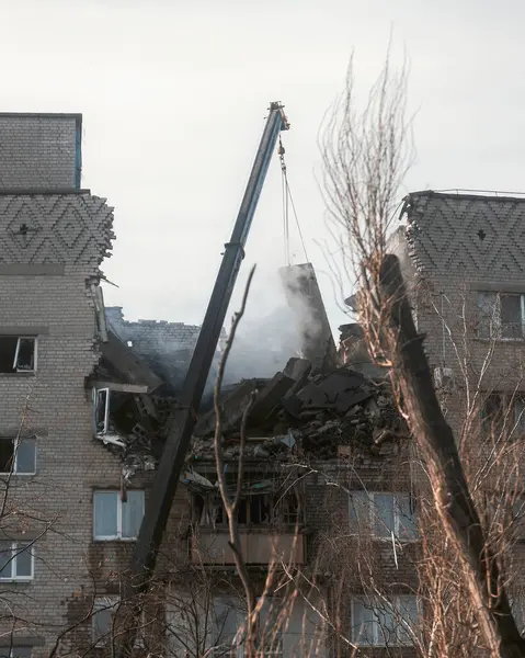 Bir saldırı uçağı (Shahed) bir evin çatısına çarptı. Dnepr şehrindeki bir yerleşim yerine roket saldırısı. Güçlü bir patlamadan sonra ortaya çıkan sonuçlar. Ukrayna ve Rusya 'da savaş. Molozların altındaki insanlar. Kurtarma işlemi