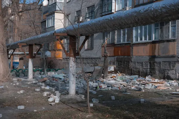 Bir saldırı uçağı (Shahed) bir evin çatısına çarptı. Dnepr şehrindeki bir yerleşim yerine roket saldırısı. Güçlü bir patlamadan sonra ortaya çıkan sonuçlar. Ukrayna ve Rusya 'da savaş. Molozların altındaki insanlar. Kurtarma işlemi