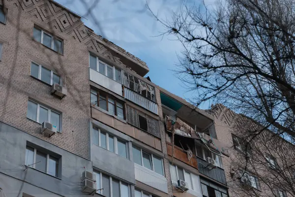 Bir saldırı uçağı (Shahed) bir evin çatısına çarptı. Dnepr şehrindeki bir yerleşim yerine roket saldırısı. Güçlü bir patlamadan sonra ortaya çıkan sonuçlar. Ukrayna ve Rusya 'da savaş. Molozların altındaki insanlar. Kurtarma işlemi