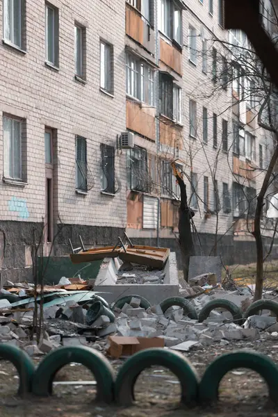 Bir saldırı uçağı (Shahed) bir evin çatısına çarptı. Dnepr şehrindeki bir yerleşim yerine roket saldırısı. Güçlü bir patlamadan sonra ortaya çıkan sonuçlar. Ukrayna ve Rusya 'da savaş. Molozların altındaki insanlar. Kurtarma işlemi