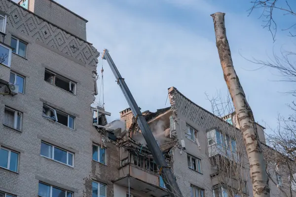 Bir saldırı uçağı (Shahed) bir evin çatısına çarptı. Dnepr şehrindeki bir yerleşim yerine roket saldırısı. Güçlü bir patlamadan sonra ortaya çıkan sonuçlar. Ukrayna ve Rusya 'da savaş. Molozların altındaki insanlar. Kurtarma işlemi