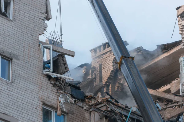 Bir saldırı uçağı (Shahed) bir evin çatısına çarptı. Dnepr şehrindeki bir yerleşim yerine roket saldırısı. Güçlü bir patlamadan sonra ortaya çıkan sonuçlar. Ukrayna ve Rusya 'da savaş. Molozların altındaki insanlar. Kurtarma işlemi