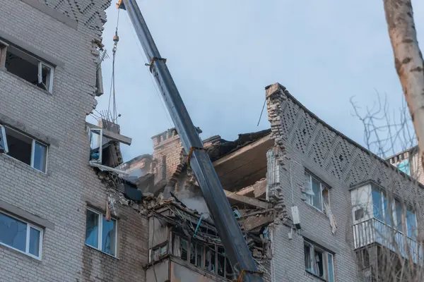 Bir saldırı uçağı (Shahed) bir evin çatısına çarptı. Dnepr şehrindeki bir yerleşim yerine roket saldırısı. Güçlü bir patlamadan sonra ortaya çıkan sonuçlar. Ukrayna ve Rusya 'da savaş. Molozların altındaki insanlar. Kurtarma işlemi