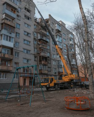 Bir saldırı uçağı (Shahed) bir evin çatısına çarptı. Dnepr şehrindeki bir yerleşim yerine roket saldırısı. Güçlü bir patlamadan sonra ortaya çıkan sonuçlar. Ukrayna ve Rusya 'da savaş. Molozların altındaki insanlar. Kurtarma işlemi