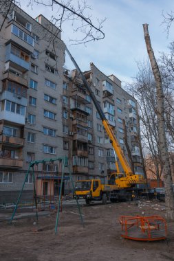 Bir saldırı uçağı (Shahed) bir evin çatısına çarptı. Dnepr şehrindeki bir yerleşim yerine roket saldırısı. Güçlü bir patlamadan sonra ortaya çıkan sonuçlar. Ukrayna ve Rusya 'da savaş. Molozların altındaki insanlar. Kurtarma işlemi