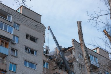 Bir saldırı uçağı (Shahed) bir evin çatısına çarptı. Dnepr şehrindeki bir yerleşim yerine roket saldırısı. Güçlü bir patlamadan sonra ortaya çıkan sonuçlar. Ukrayna ve Rusya 'da savaş. Molozların altındaki insanlar. Kurtarma işlemi