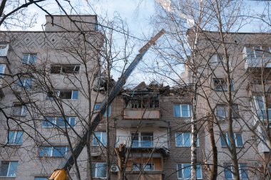 Bir saldırı uçağı (Shahed) bir evin çatısına çarptı. Dnepr şehrindeki bir yerleşim yerine roket saldırısı. Güçlü bir patlamadan sonra ortaya çıkan sonuçlar. Ukrayna ve Rusya 'da savaş. Molozların altındaki insanlar. Kurtarma işlemi