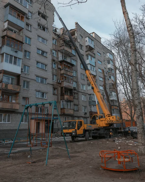 Bir saldırı uçağı (Shahed) bir evin çatısına çarptı. Dnepr şehrindeki bir yerleşim yerine roket saldırısı. Güçlü bir patlamadan sonra ortaya çıkan sonuçlar. Ukrayna ve Rusya 'da savaş. Molozların altındaki insanlar. Kurtarma işlemi