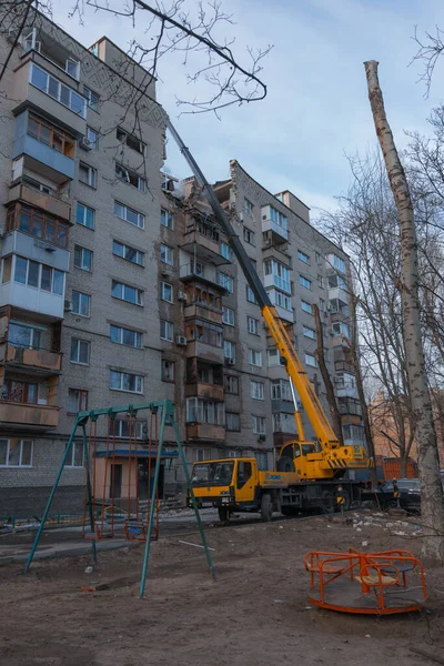 Bir saldırı uçağı (Shahed) bir evin çatısına çarptı. Dnepr şehrindeki bir yerleşim yerine roket saldırısı. Güçlü bir patlamadan sonra ortaya çıkan sonuçlar. Ukrayna ve Rusya 'da savaş. Molozların altındaki insanlar. Kurtarma işlemi