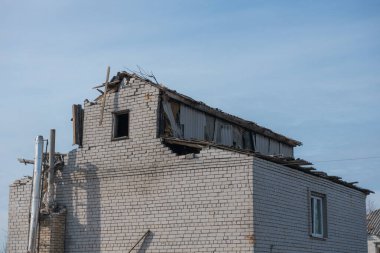 Özel bir evde roket patlamasının sonuçları. Ukrayna 'da savaş. Dnipro şehrinde özel bir evin kalıntıları. Rus ordusu tarafından barış dolu Ukrayna şehirlerinin bombalanmasının sonuçları..