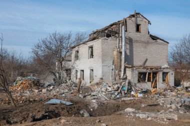 Özel bir evde roket patlamasının sonuçları. Ukrayna 'da savaş. Dnipro şehrinde özel bir evin kalıntıları. Rus ordusu tarafından barış dolu Ukrayna şehirlerinin bombalanmasının sonuçları..