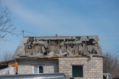 Özel bir evde roket patlamasının sonuçları. Ukrayna 'da savaş. Dnipro şehrinde özel bir evin kalıntıları. Rus ordusu tarafından barış dolu Ukrayna şehirlerinin bombalanmasının sonuçları..