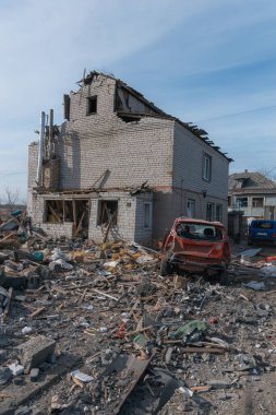 Özel bir evde roket patlamasının sonuçları. Ukrayna 'da savaş. Dnipro şehrinde özel bir evin kalıntıları. Rus ordusu tarafından barış dolu Ukrayna şehirlerinin bombalanmasının sonuçları..