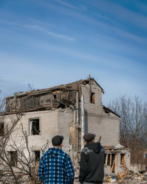 Özel bir evde roket patlamasının sonuçları. Ukrayna 'da savaş. Dnipro şehrinde özel bir evin kalıntıları. Rus ordusu tarafından barış dolu Ukrayna şehirlerinin bombalanmasının sonuçları..