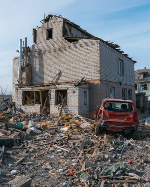 Özel bir evde roket patlamasının sonuçları. Ukrayna 'da savaş. Dnipro şehrinde özel bir evin kalıntıları. Rus ordusu tarafından barış dolu Ukrayna şehirlerinin bombalanmasının sonuçları..