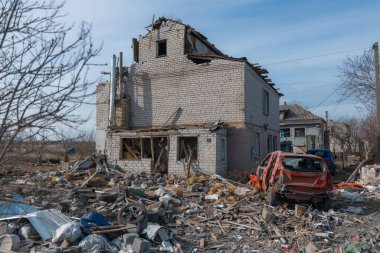 Özel bir evde roket patlamasının sonuçları. Ukrayna 'da savaş. Dnipro şehrinde özel bir evin kalıntıları. Rus ordusu tarafından barış dolu Ukrayna şehirlerinin bombalanmasının sonuçları..
