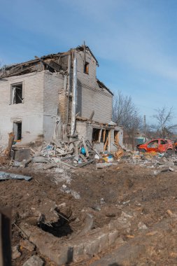 Özel bir evde roket patlamasının sonuçları. Ukrayna 'da savaş. Dnipro şehrinde özel bir evin kalıntıları. Rus ordusu tarafından barış dolu Ukrayna şehirlerinin bombalanmasının sonuçları..