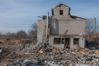 Özel bir evde roket patlamasının sonuçları. Ukrayna 'da savaş. Dnipro şehrinde özel bir evin kalıntıları. Rus ordusu tarafından barış dolu Ukrayna şehirlerinin bombalanmasının sonuçları..