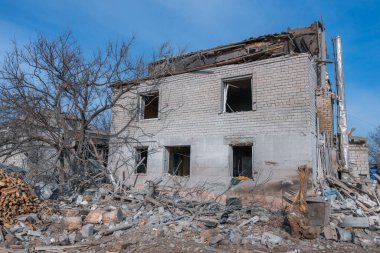 Özel bir evde roket patlamasının sonuçları. Ukrayna 'da savaş. Dnipro şehrinde özel bir evin kalıntıları. Rus ordusu tarafından barış dolu Ukrayna şehirlerinin bombalanmasının sonuçları..